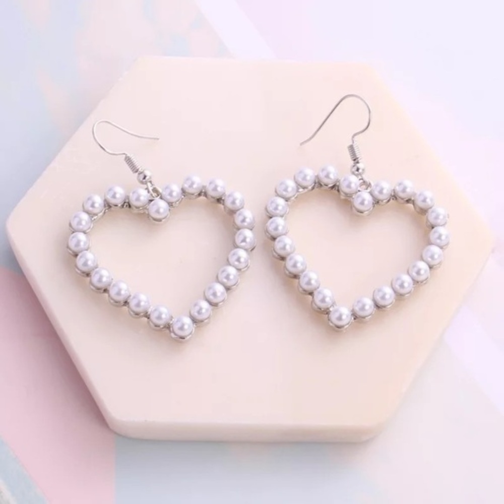 3/$30 🤍 Silver Hollowed Pearl Heart Earring